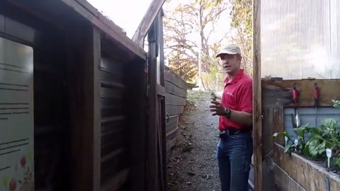 La
                                entrada con la rampa para transportes
                                con la carretilla