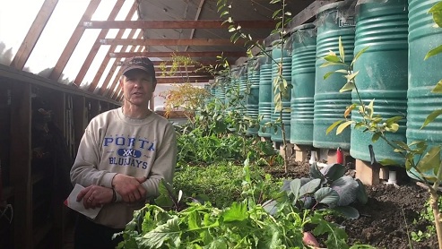 V�deo 2:
                                Granjero en su invernadero de fosa