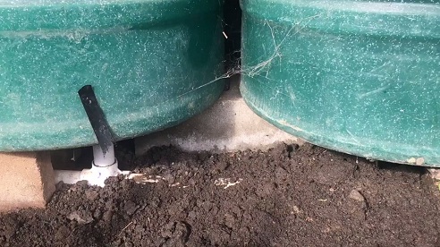 1 v�lvula
                                cerca de un barril de agua tiene una
                                fuga