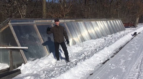 El granjero se muestra cerca del
                                frente de ventanas en la nieve 1
