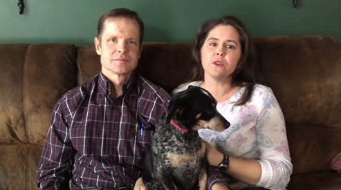 Granjero con mujer y perro