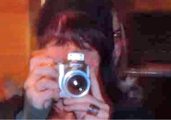 Eine Person schaut aus dem Spiegel hervor, Mai 2016, Nahaufnahme