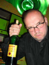 Trinkertyp mit Weinflasche. Trinkertypen
                        stumpfen psychisch total ab und k�nnen ihre
                        Umgebung nicht mehr richtig wahrnehmen, genau
                        das falsche f�r pubert�re T�chter.