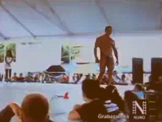 Der
                      Bodybuilder wollte seinen dritten Preis nicht
                      akzeptieren...