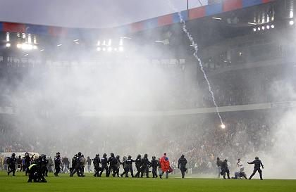 FCB-Krawalle vom
                        13.5.2006: Basler Schl�gertypen auf dem
                        Spielfeld werfen Leuchtraketen ins Publikum bei
                        vollem Risiko der schweren K�rperverletzung