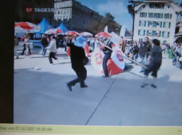 6.10.2007: Schande von Bern 012,
                        Bundesplatz 03: Die Bank fliegt und trifft
                        Passanten