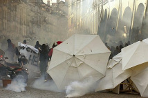 6.10.2007: Schande von Bern 016,
                        Bundesplatz 07: Tr�nengas auf dem Bundesplatz
                        gegen eine Sonnenschirmbarrikade