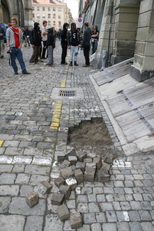 6.10.2007: Schande von
                      Bern 027: Pflastersteine sind losgel�st. Die
                      Pflastersteine dienten den Vermummten. Vermummte
                      lieben Pflastersteine...
