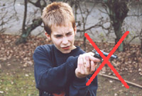 Spielzeugpistolen geh�ren verboten, denn die Kinder
                sollten ihre Phantasie an friedlicheren Spielzeugen
                entwickeln