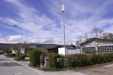 Handyantenne auf Schulhof, z.B. in
                        Erlach in der kriminellen Schweinz