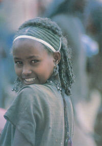 Wenn eine Frau aus
                          einem "Entwicklungsland" (z.B. eine
                          Afrikanerin) in Europa ein Handy bekommt, dann
                          wird sie oft zur manischen Handy-Telefonistin
                          mit ihrer Familie auf dem Heimatkontinent und
                          verursacht Telefonkosten in vierstelliger H�he
                          und lacht noch dabei...