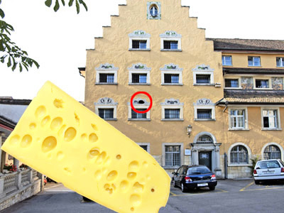 Die Augsburger
                          Allgemeine verglich das schweizer Gef�ngnis
                          "Beckenstube" in Schaffhausen mit
                          einem Schweizer Emmentaler, weil ein
                          Ausbrecher aus einem Loch in der Mauer
                          fl�chten konnte, das scheinbar nicht bemerkt
                          wurde. Es werden auch Handys in die
                          Gef�ngnisse geschmuggelt, und dann werden die
                          kriminellen Banden vom Gef�ngnis aus
                          organisiert. Inzwischen haben manche
                          Gef�ngnisse St�rsender gegen Handys montiert,
                          die dann aber auch dei Handys der Angestellten
                          betreffen...