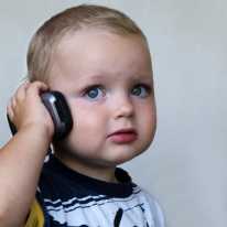 Kleinkind mit Handy am Ohr