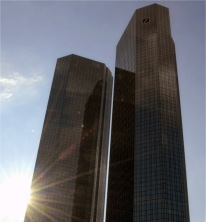 Unmenschlicher
                        Glaspalast einer Bank (Deutsche Bank)