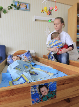 8. Schlafenszeit: Claire O'Conner aus
                              Cork wacht beim Bett eines kleinen
                              Jungen.