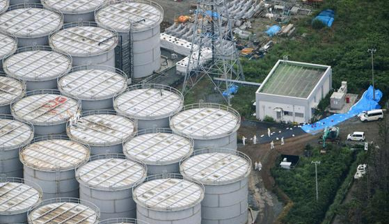 Undichte Wassertanks in
                Fukushima. Beim n�chsten Tsunami sind die alle weg.