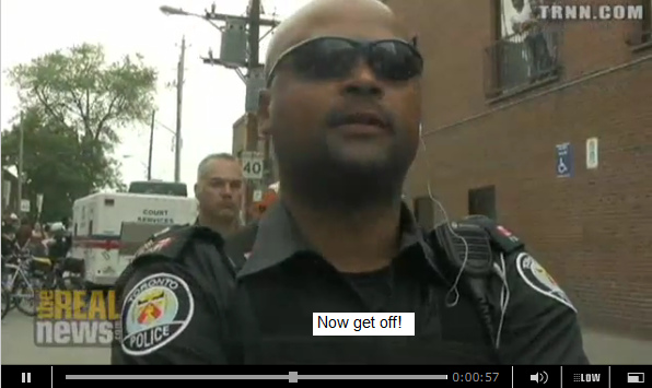 Der Bodybuilderpolizist Constable Adam
                            Josephs sagt nur noch barsch: "Hau
                            jetzt ab!" ("Now get off!")