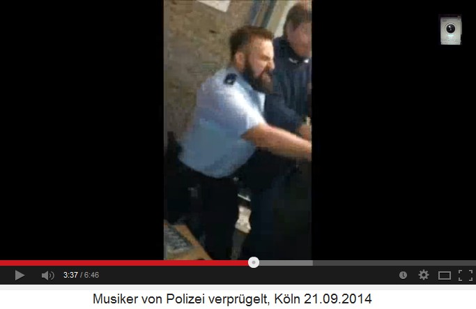 Dem Musiker werden Handschellen
                              angelegt 03