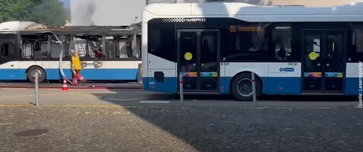 Klassisch: Hybrid-E-Bus brannte gestern in
Zürich-Höngg am 16.6.2025: Hier fährt ein (noch)
intakter Hybridbus vorbei Klassisch:
Hybrid-E-Bus brannte gestern in Zürich-Höngg am
16.6.2025: Hier fährt ein (noch) intakter Hybridbus
vorbei