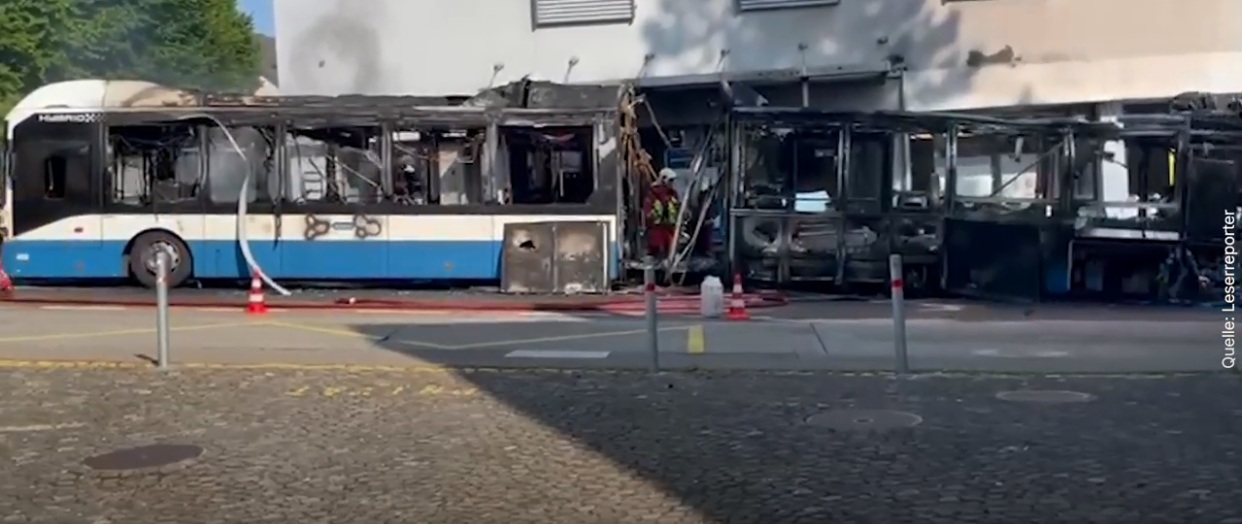 Klassisch: Hybrid-E-Bus brannte gestern in
Zürich-Höngg am 16.6.2025: Der Heckteil mit der
Batterie ist komplett ausgebrannt Klassisch:
Hybrid-E-Bus brannte gestern in Zürich-Höngg am
16.6.2025: Der Heckteil mit der Batterie ist
komplett ausgebrannt
