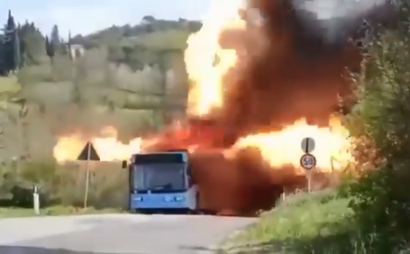 E-Bus auf dem Land ohne Ort am 8.11.2025:
Batterie im Dach brennt endlos E-Bus auf dem
Land ohne Ort am 8.11.2025: Batterie im Dach brennt
endlos