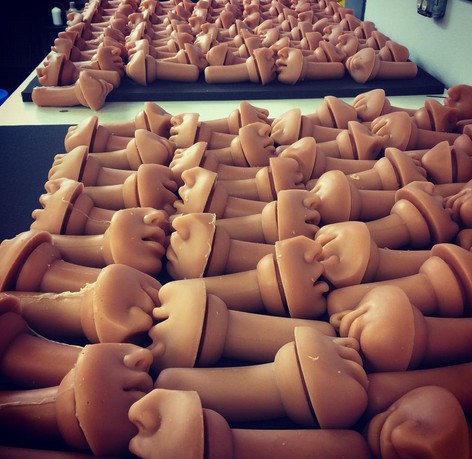 Intelligenter Sexroboter in Frauenform
                          der Firma RealDoll, die rohen Gesichter, noch
                          nicht angemalt