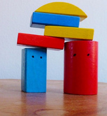 Una torre con puerta grande en bloques de
                  madera