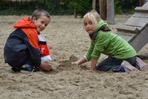 Kinder im
                  Sandkasten