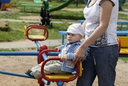 Mother
                                          with child 01 on a roundabout,
                                          stockfoto