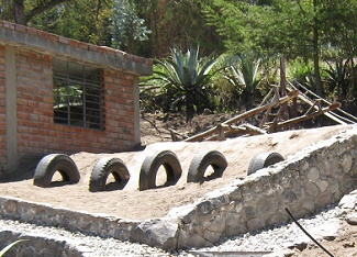 Tire jumping / tyre jumping 01 in
                              school of "Kitawa" in Salasaca
                              in Ecuador