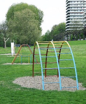 Climbing 04a: metal rack in
                              Rodenkirchen District of Cologne