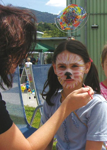 Playground party 20,
                            children make up at
                            "Kinderlandtag" in Bodenmais,
                            Bavarian Forest, Germany