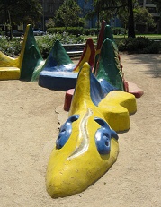 Fantas�a 02: un serpiente de volcanes
                              como banco alrededor de una palmera en el
                              parque Brasil en Santiago de Chile
