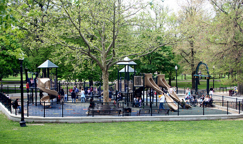 Parque infantil
                                  Tadpole en la sombra de �rboles
                                  grandes en Boston en los Estados
                                  Est�pidos criminales