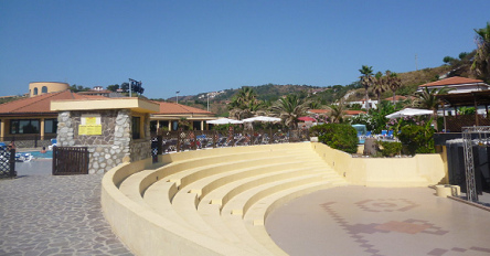 Anfiteatro con escaleras en piedras
                            cerca del hotel Villagio Robinson Torre
                            Ruffa en la localidad de Rica Vibo Valentia
                            en Italia del Sur