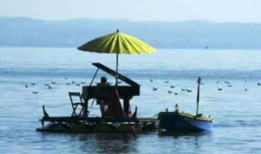 Balsa 03 en el lago de Zurich con la
                            inspiraci�n de un piano de concierto, Roman
                            Rutishauser