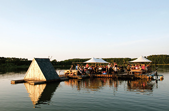 Balsa 07 como balsa de cultura con
                            eventos de m�sica en Lychen, Brandenburgo,
                            Alemania