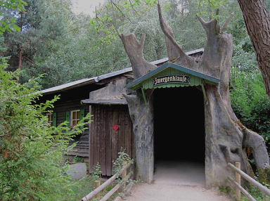 Bosque de cuentos en Ibbenbueren 05,
                            una celda para enanos (cuento:
                            Blancanieves)