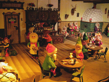 Bosque de cuentos en Ibbenbueren 06,
                            enanos tomando (cuento: Blancanieves)