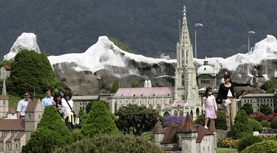 Swiss Miniature 03, catedral de Berna
                              con las monta�as del Oberland bern�s
                              (Eiger, Monje y Virgen)
