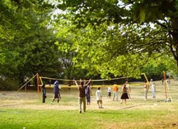 Voleibol en el c�sped del parque en
                                Dammweg en Berl�n Neukoelln (distrito de
                                Colonia Nueva)