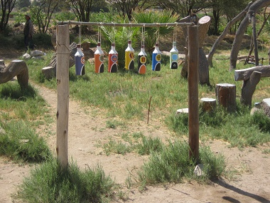 Xil�fono de
                                                    botellas 01 en la
                                                    granja de Hari
                                                    Krishna "Eco
                                                    Truly" en el
                                                    valle Lluta cerca de
                                                    Arica en Chile