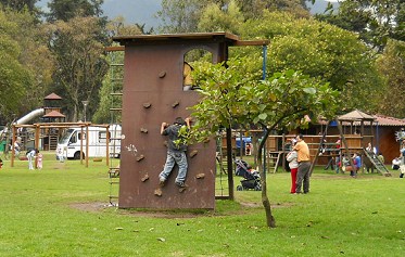 Trepar 11: muro
                                                    de trepa en el
                                                    parque Ejido en
                                                    Quito, Ecuador