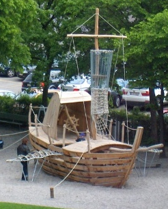 Un barco volante en el
                          parque infantil de Zurich-Wiedikon,
                          Kollerwiese ("prado Koller")