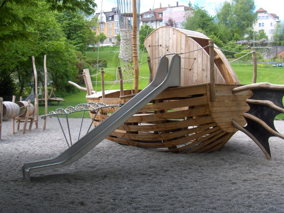 Barco
                            volante en el parque infantil
                            "Kollerwiese" ("Prado de
                            Koller") 01 en el distrito de Wiedikon
                            en Zurich, Suiza, la vista de atr�s con el
                            tobog�n