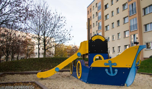Barco con un tobog�n en
                              Kleinpestitz-Mockritz cerca de Dresden en
                              Alemania