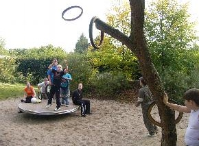 Fiesta en el parque
                              infantil 26: tirar llantas de bicicletas a
                              un �rbol en el parque infantil
                              "Ecki" en el distrito de Lurup
                              de Hamburgo