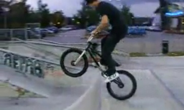 Patinaje 21: ir de bicicleta con un a
                          escala en la rueda de atr�s, distrito de
                          Horfield en Bristol, Inglaterra