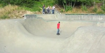 Patinaje 29: patinador
                          en el paisaje con colinas del parque de
                          patinaje en Newport, Inglaterra