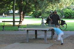 Se juega tenis de mesa
                                  (ping-pong) en la sombra de �rboles
                                  grandes en el parque infantil del
                                  Sch�tzenmattpark ("parque del
                                  pasto del tirador") en Basilea